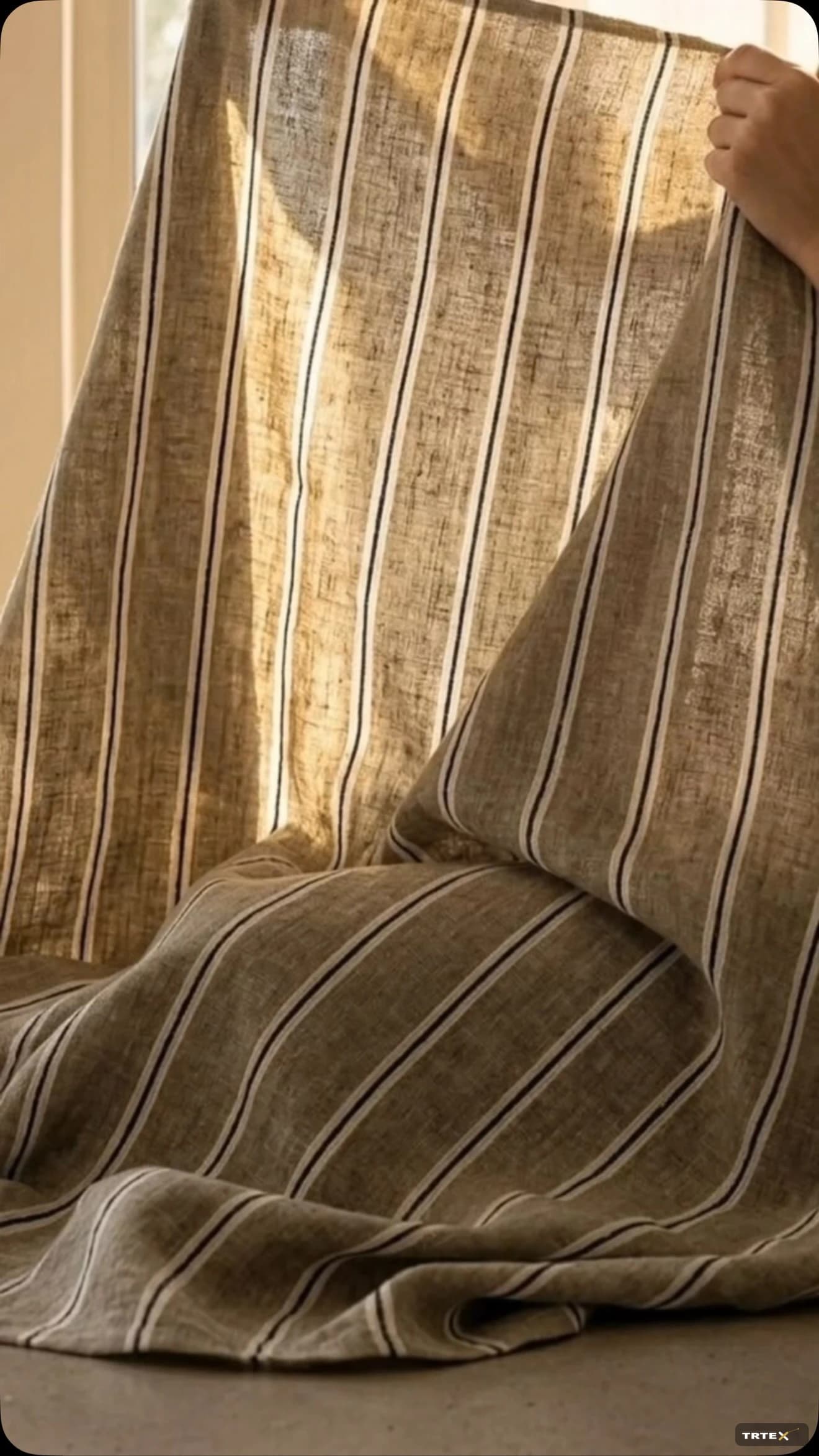 Efendi Fabric, keten dokunuşlu çizgili döşemelik kumaşını paylaştı