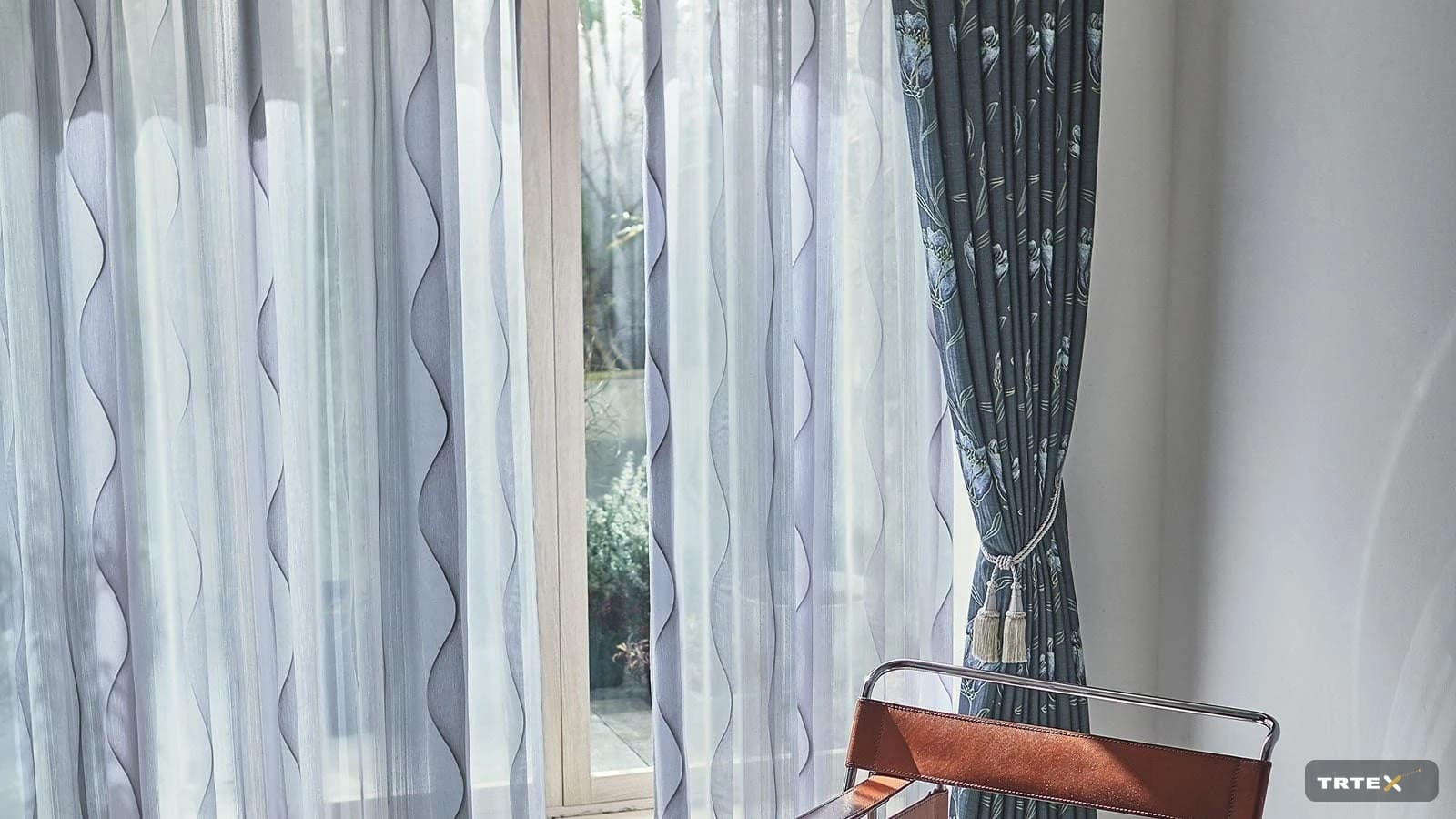Suminoe zeigt Wellen-Voile D-8371 mit Glanz aus Folienfaden