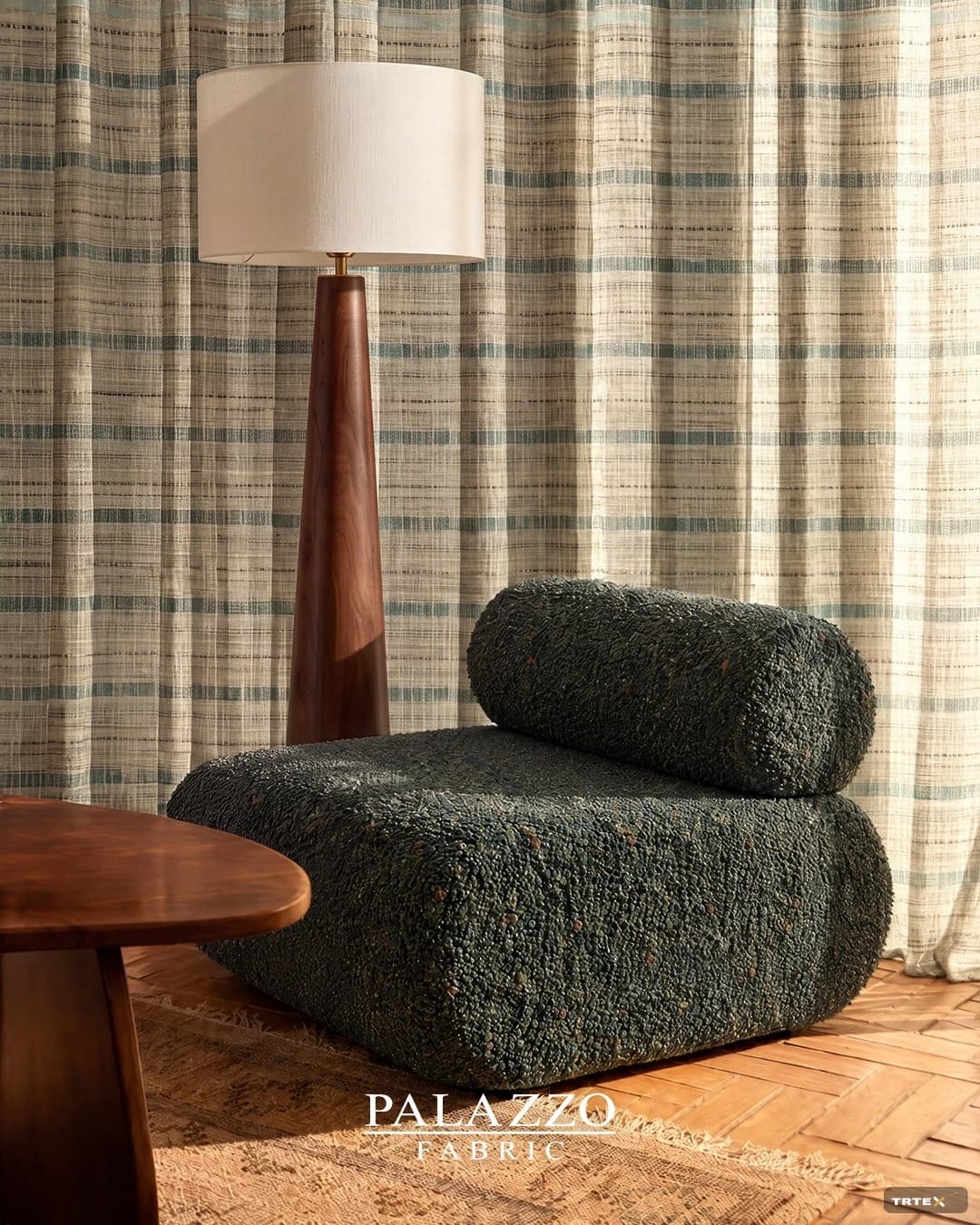 Palazzo Fabric, adaçayı ve umber çizgili perde kumaşını sundu
